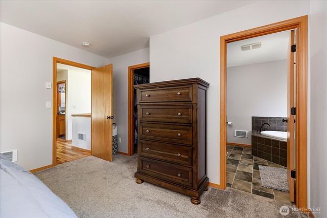 1035 W Starflower Road, Oak Harbor, WA 98277