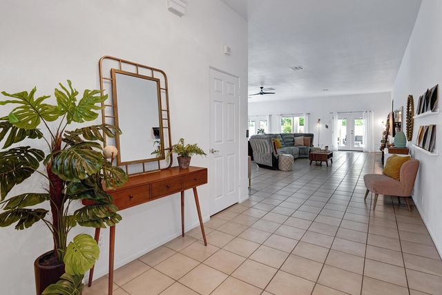 2005 E Racquet Club Road, Palm Springs, CA 92262