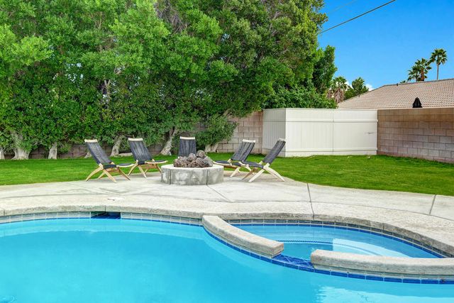 2005 E Racquet Club Road, Palm Springs, CA 92262