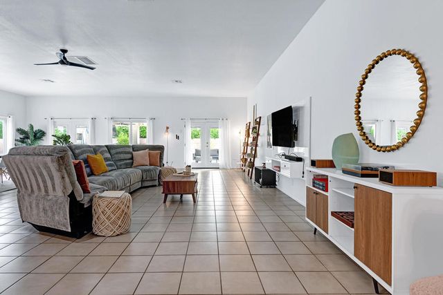 2005 E Racquet Club Road, Palm Springs, CA 92262