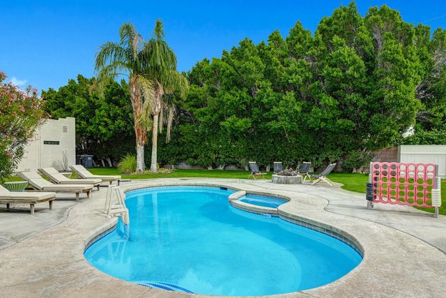 2005 E Racquet Club Road, Palm Springs, CA 92262