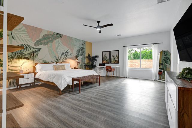 2005 E Racquet Club Road, Palm Springs, CA 92262