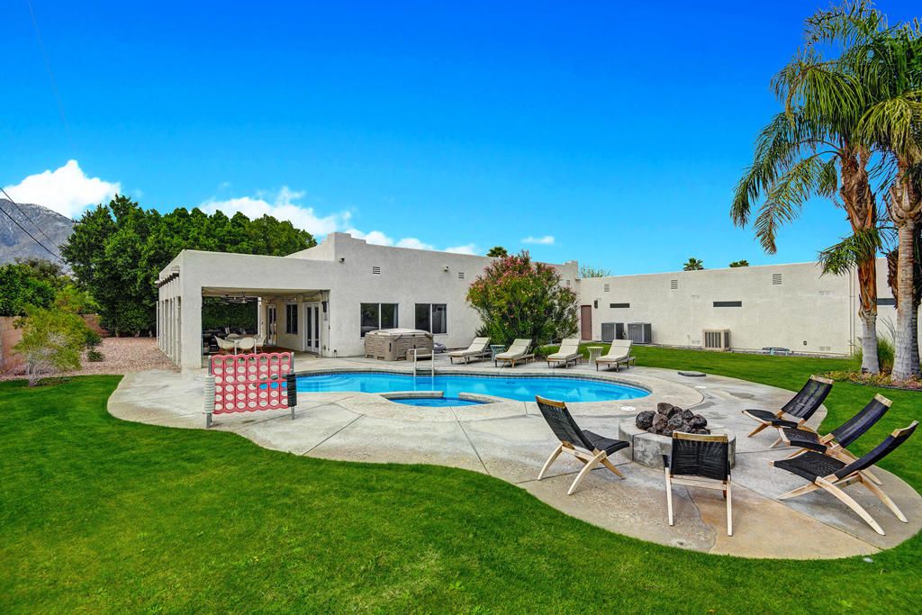 2005 E Racquet Club Road, Palm Springs, CA 92262