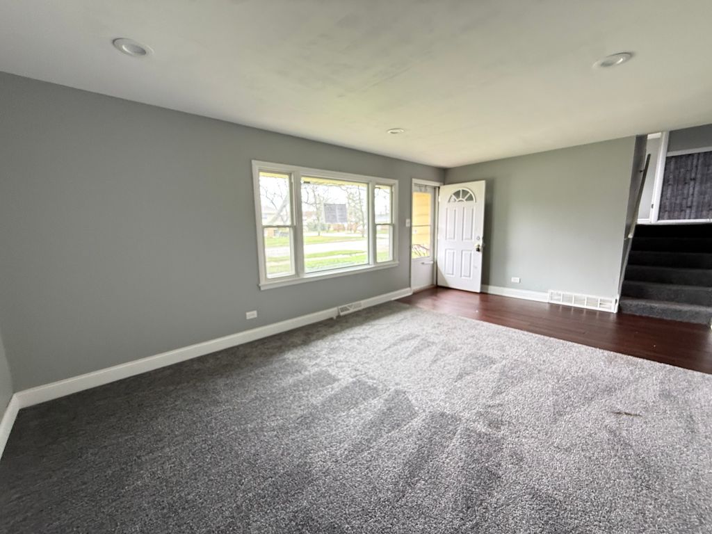 Image 2 of property listing at 18864 Greenbay Avenue, Lansing, IL 60438