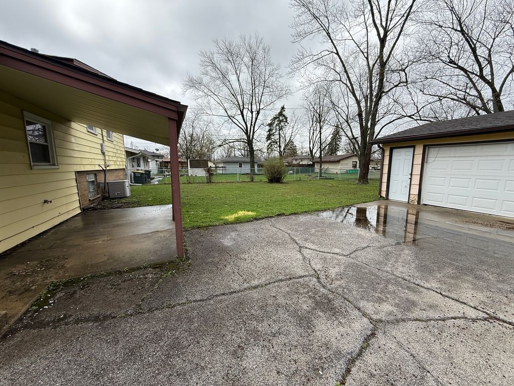 Image 11 of property listing at 18864 Greenbay Avenue, Lansing, IL 60438