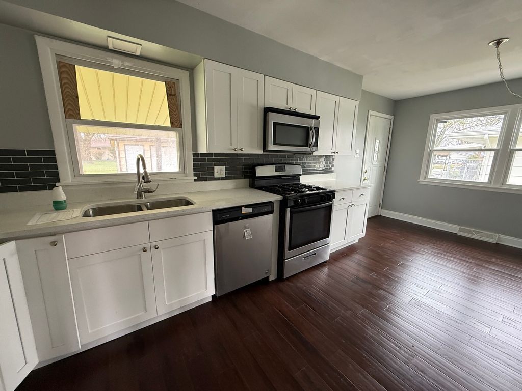 Image 3 of property listing at 18864 Greenbay Avenue, Lansing, IL 60438