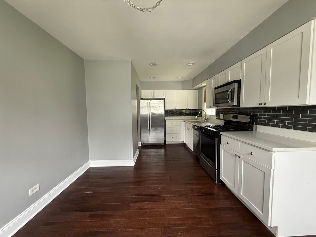 Image 4 of property listing at 18864 Greenbay Avenue, Lansing, IL 60438