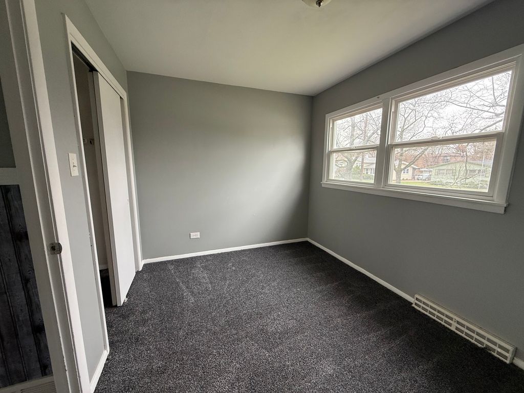 Image 5 of property listing at 18864 Greenbay Avenue, Lansing, IL 60438