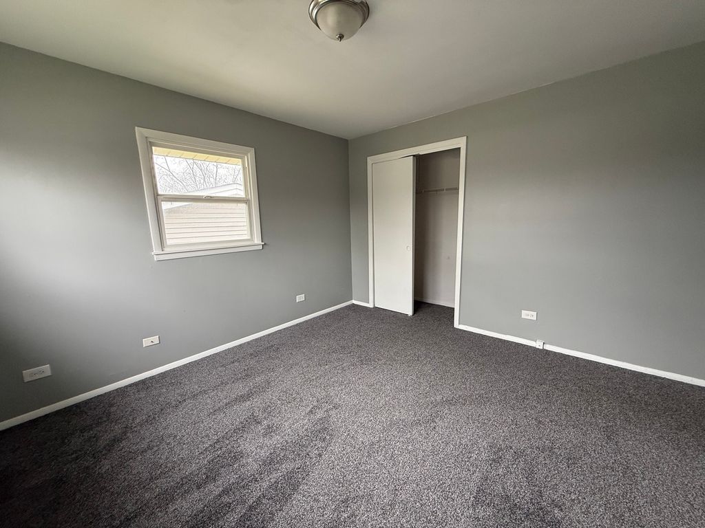 Image 6 of property listing at 18864 Greenbay Avenue, Lansing, IL 60438