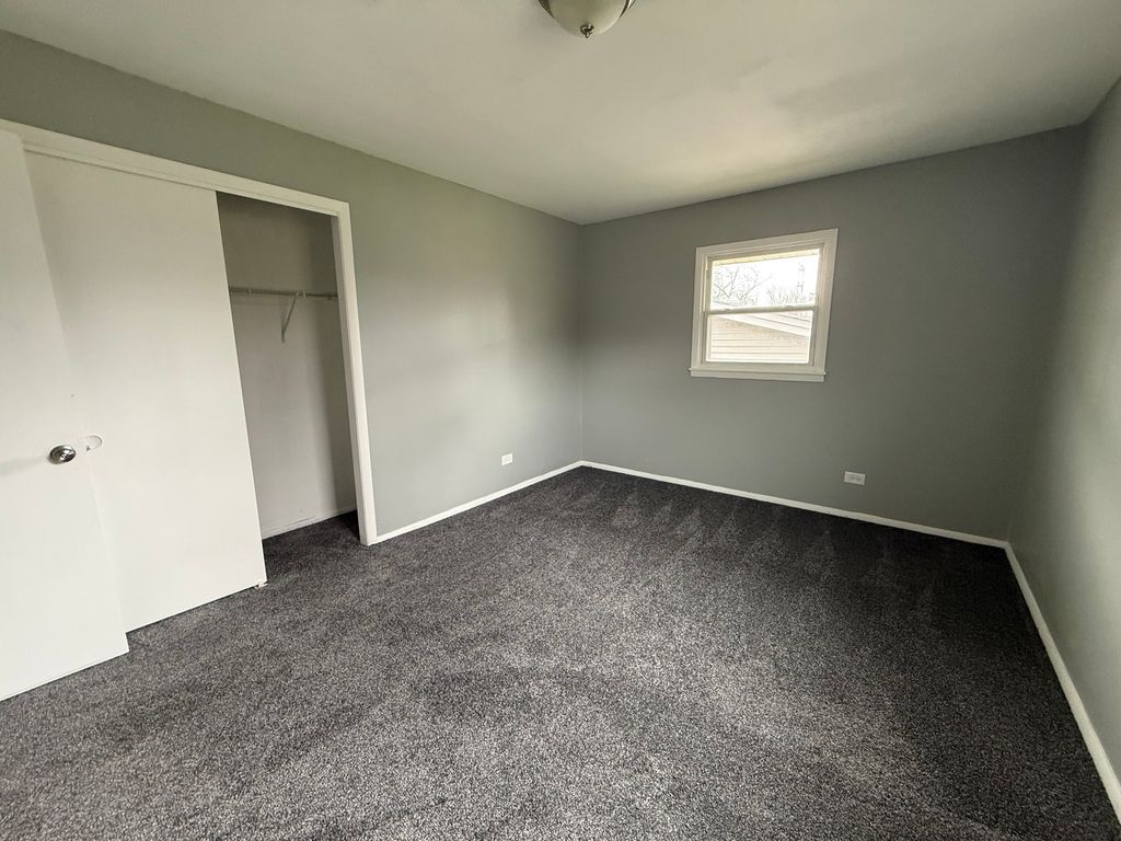 Image 7 of property listing at 18864 Greenbay Avenue, Lansing, IL 60438