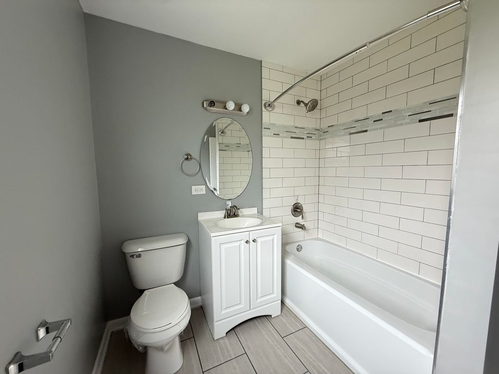 Image 8 of property listing at 18864 Greenbay Avenue, Lansing, IL 60438