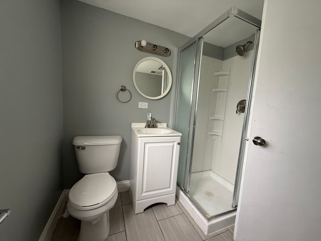 Image 9 of property listing at 18864 Greenbay Avenue, Lansing, IL 60438