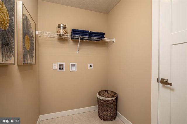 390 SPRING LN, York, PA 17406