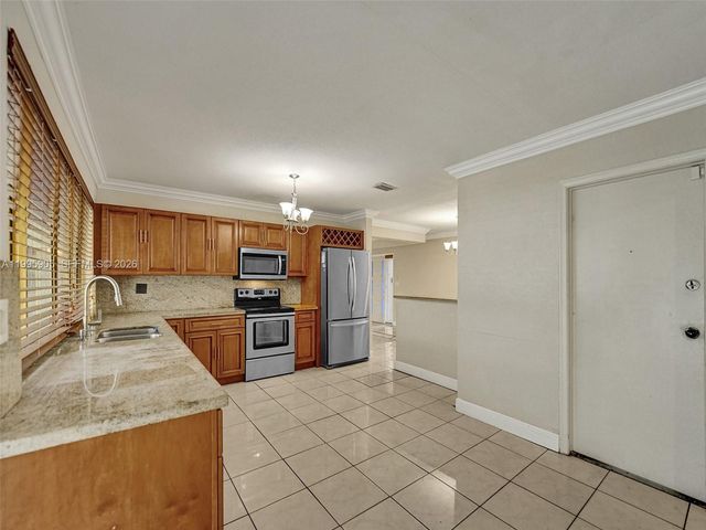 7231 NW 20th St, Sunrise, FL 33313
