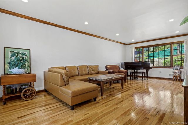 10 Highridge Road, Hartsdale, NY 10530