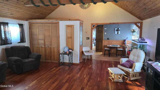 10 New York Avenue, East Greenbush, NY 12144