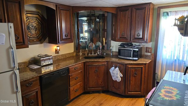 10 New York Avenue, East Greenbush, NY 12144