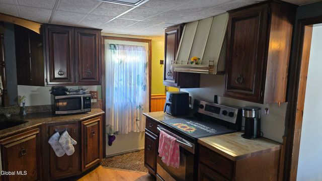 10 New York Avenue, East Greenbush, NY 12144