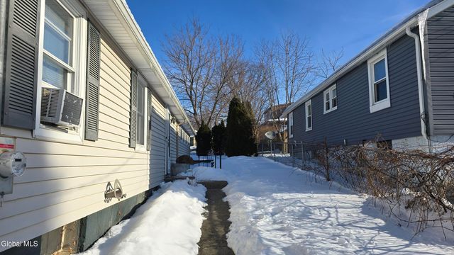 10 New York Avenue, East Greenbush, NY 12144