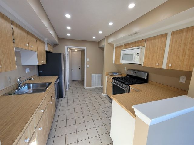 17 Elderwood Drive 17, Stoughton, MA 02072