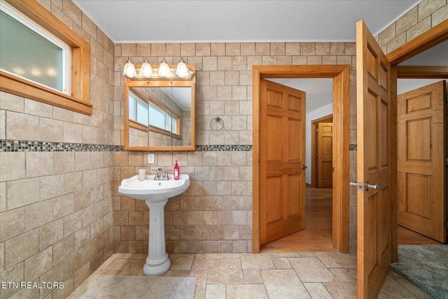 213 Indian Rock Tr, Jamestown, TN 38556