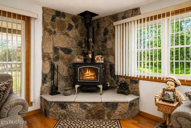 213 Indian Rock Tr, Jamestown, TN 38556