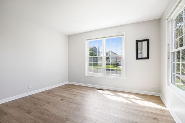 215 S Winthrop Drive, Round Lake, IL 60073