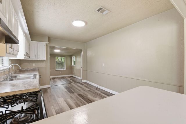 1109 E Walker Street, League City, TX 77573