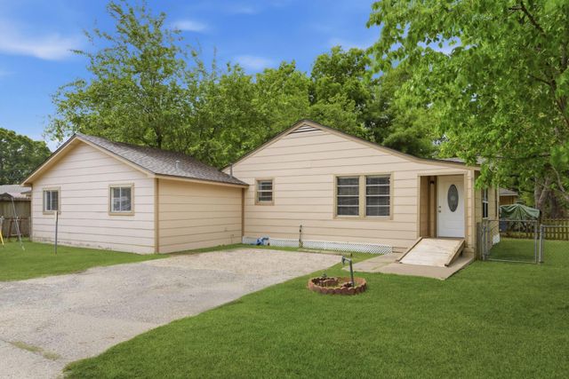 1109 E Walker Street, League City, TX 77573