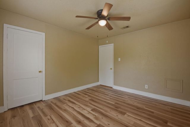 1109 E Walker Street, League City, TX 77573
