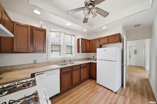 2701 N DECHMAN Avenue, Peoria, IL 61603