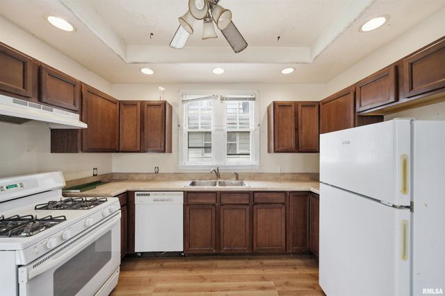 2701 N DECHMAN Avenue, Peoria, IL 61603