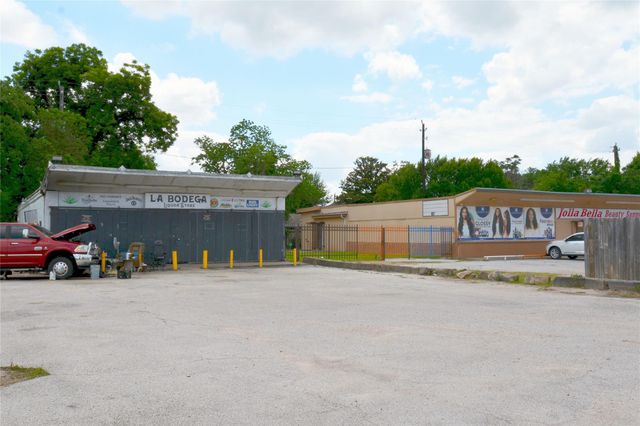 10013 W Montgomery Road, Houston, TX 77088