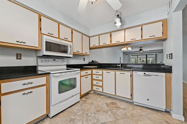 1701 Sabal Ridge Circle B, Palm Beach Gardens, FL 33418