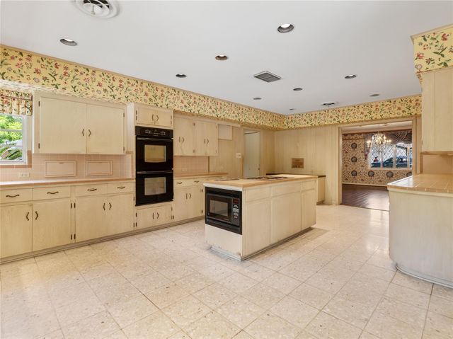 2310 Oak Drive, Bay City, TX 77414