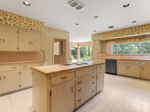 2310 Oak Drive, Bay City, TX 77414
