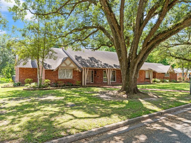2310 Oak Drive, Bay City, TX 77414