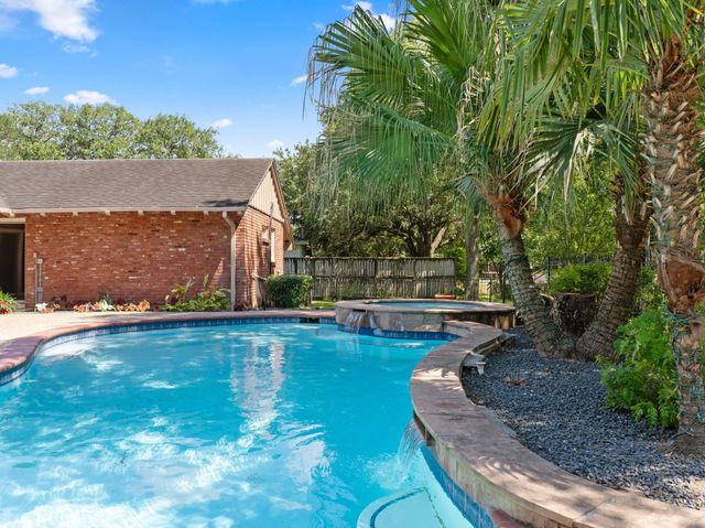 2310 Oak Drive, Bay City, TX 77414