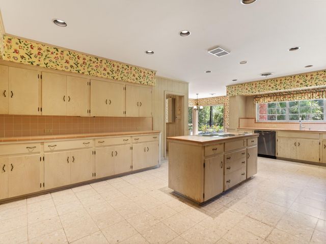 2310 Oak Drive, Bay City, TX 77414