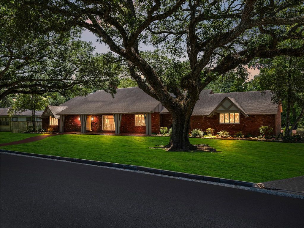 2310 Oak Drive, Bay City, TX 77414