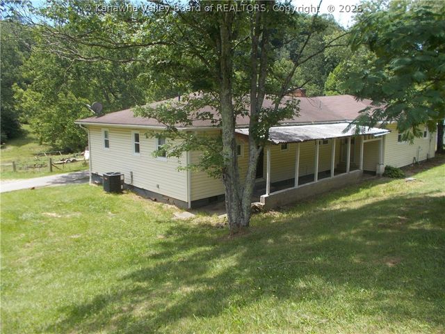 228 Crooked Creek Road, Scott Depot, WV 25560
