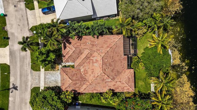 718 NW 177th Avenue, Pembroke Pines, FL 33029