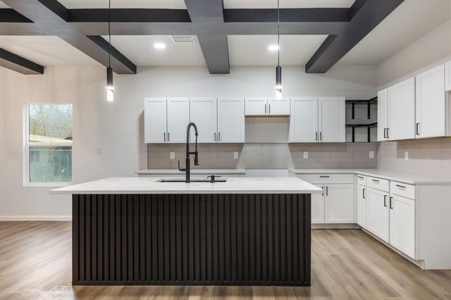 380 Deluvina Place SW, Albuquerque, NM 87105