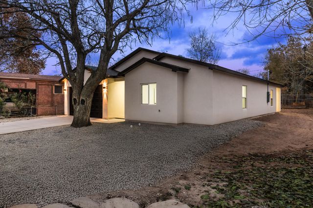 380 Deluvina Place SW, Albuquerque, NM 87105