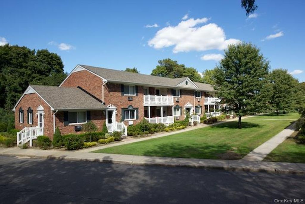 16 Garfield Avenue 32-C, Sayville, NY 11782