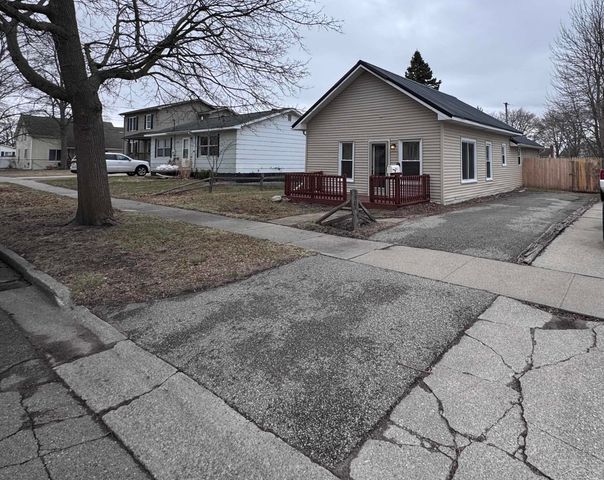 1904 James Street, Essexville, MI 48732