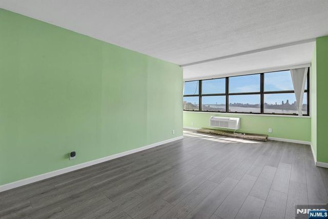 7004 Boulevard East 28C, Guttenberg, NJ 07093