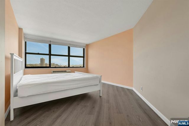 7004 Boulevard East 28C, Guttenberg, NJ 07093
