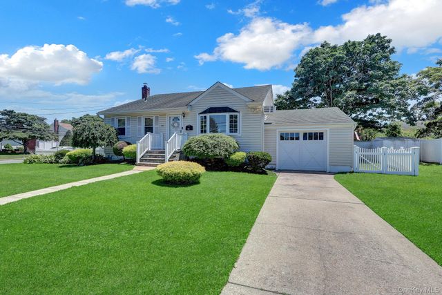 344 Tremont Road, Lindenhurst, NY 11757