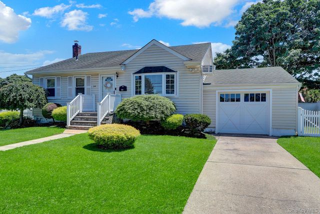 344 Tremont Road, Lindenhurst, NY 11757